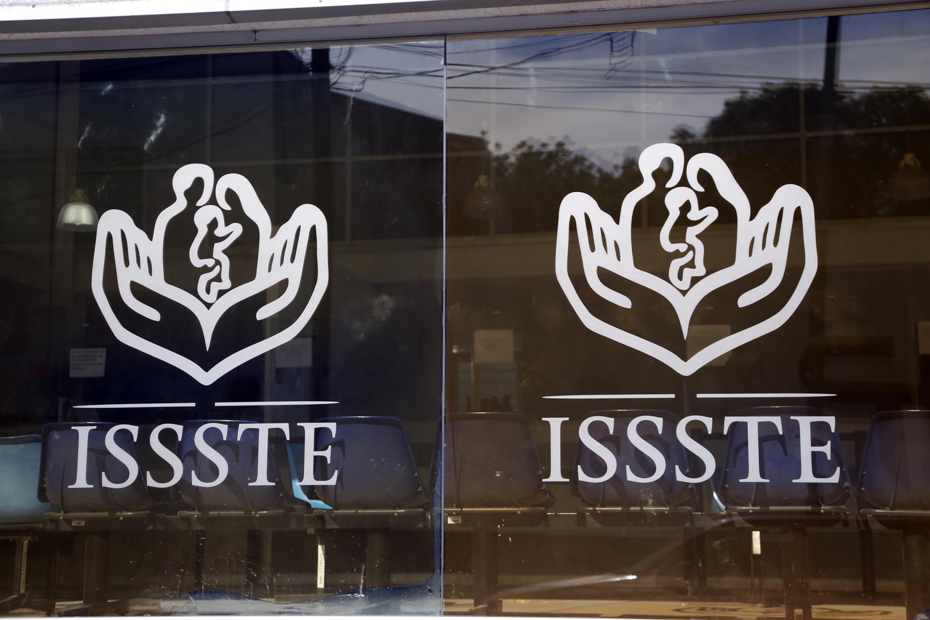 Anuncia AMLO créditos de hasta 56 mil pesos para trabajadores del ISSSTE