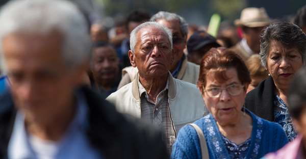 Aumenta AMLO  pensión a mayores y baja edad para entrega a 65 años