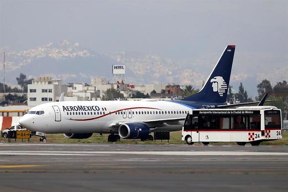 Busca Aeroméxico quitar pagos a sobrecargos