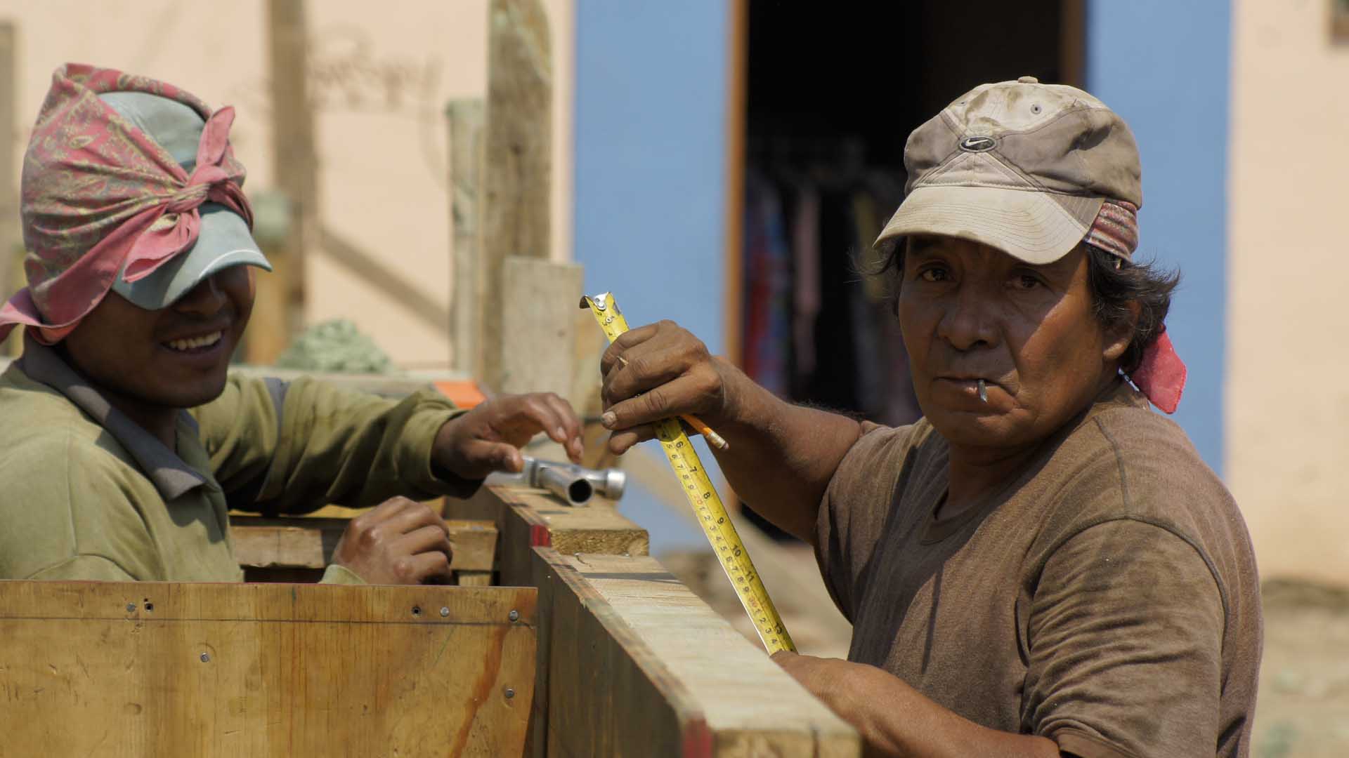 Buscan dar seguridad social y apoyo económico mensual a albañiles de México