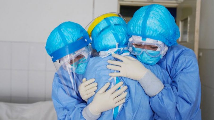 Covid-19 lleva contagiados a mas de 90 mil trabajadores de salud en el mundo