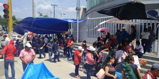En huelga trabajadores en Chiapas para recibir salarios retroactivos