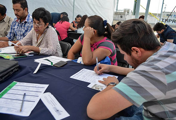 Personas buscan un segundo empleo en México