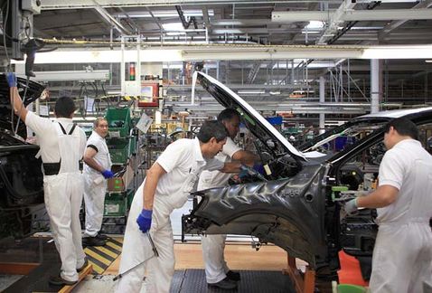 VW frena recontratación de mil trabajadores en Puebla